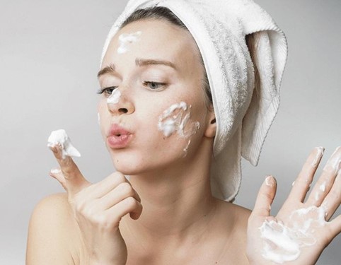 Dấu Hiệu Cho Thấy Bạn Đang Chọn Sai Sữa Rửa Mặt